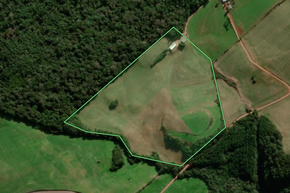 Imagem de satélite do imóvel rural em Caseiros (RS), com o contorno declarado no CAR desenhado por cima.