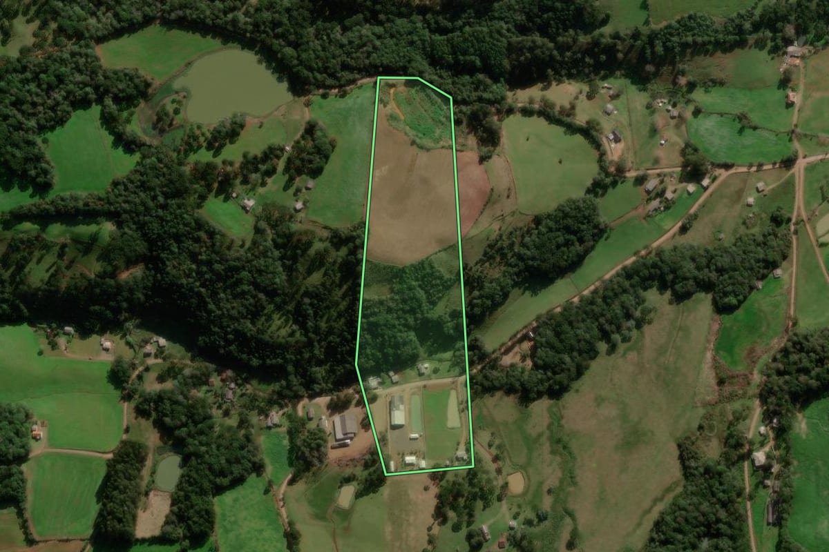 Imagem de satélite do imóvel rural em Caseiros (RS), com o contorno declarado no CAR desenhado por cima.