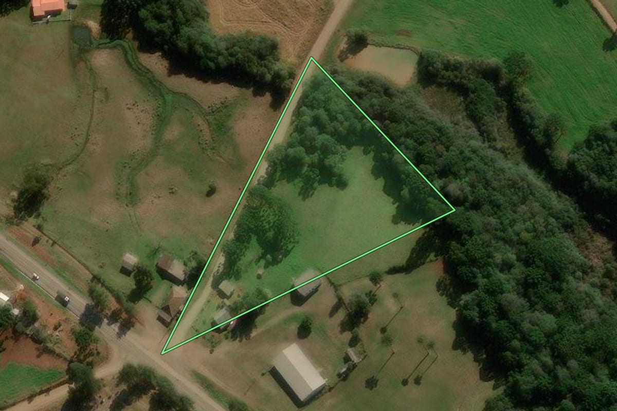 Imagem de satélite do imóvel rural em Caseiros (RS), com o contorno declarado no CAR desenhado por cima.