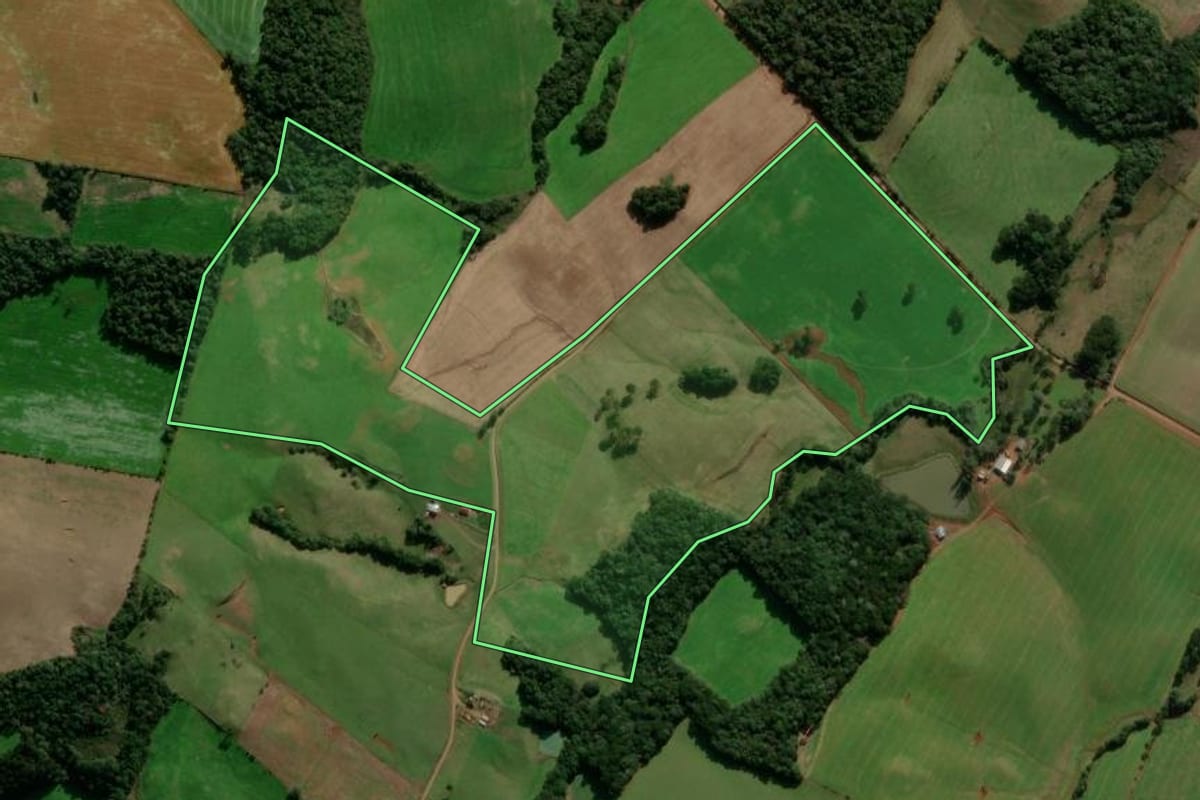 Imagem de satélite do imóvel rural em Caseiros (RS), com o contorno declarado no CAR desenhado por cima.