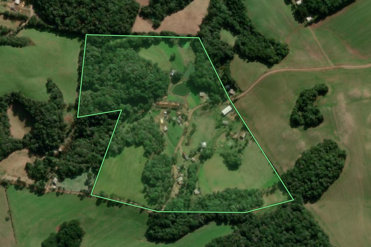 Imagem de satélite do imóvel rural em Caseiros (RS), com o contorno declarado no CAR desenhado por cima.