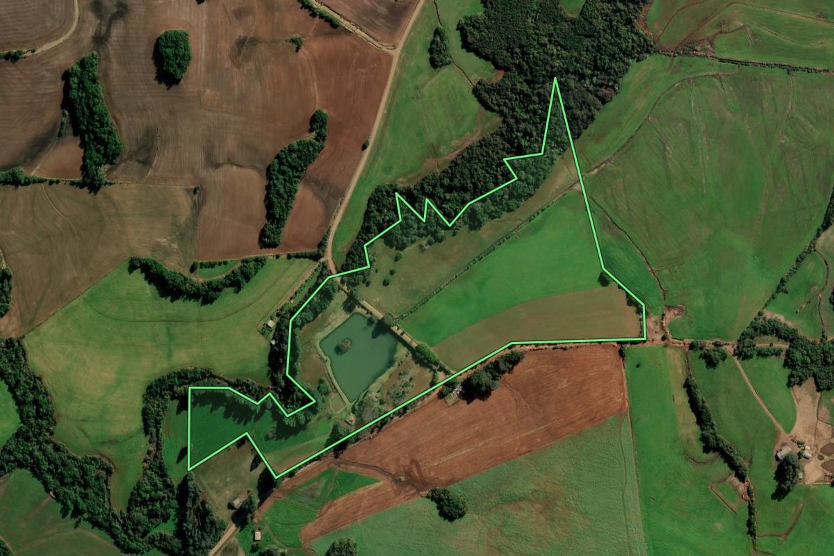 Imagem de satélite do imóvel rural em Catuípe (RS), com o contorno declarado no CAR desenhado por cima.