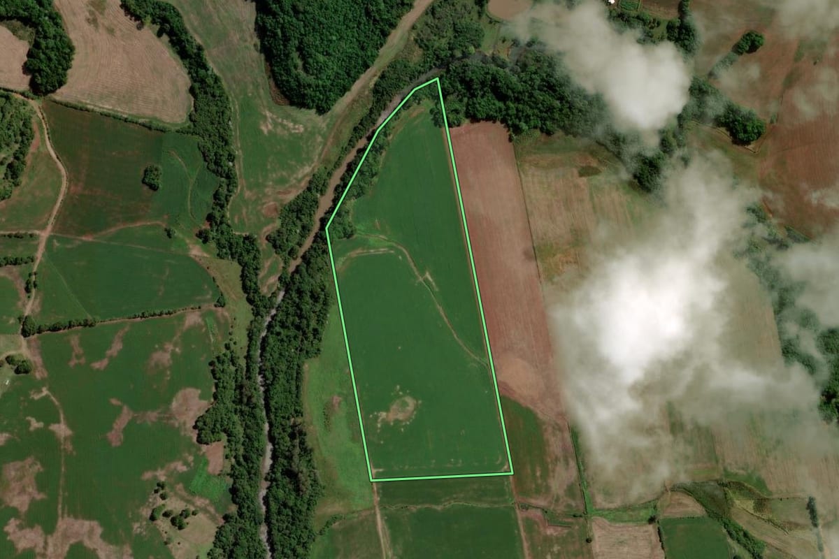 Imagem de satélite do imóvel rural em Catuípe (RS), com o contorno declarado no CAR desenhado por cima.