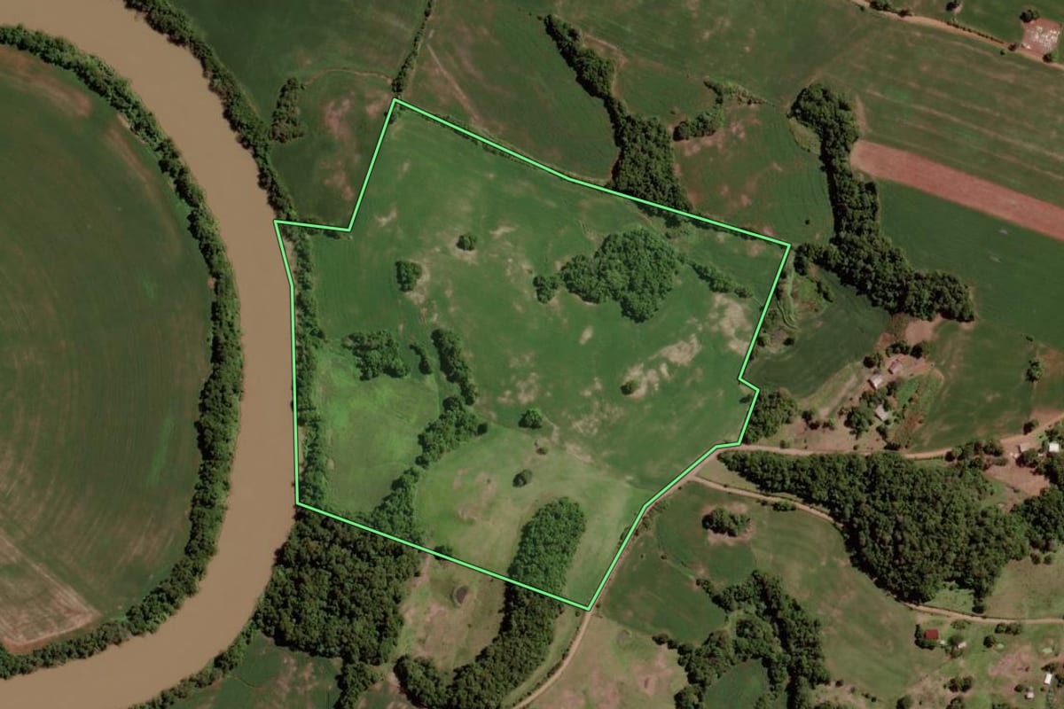 Imagem de satélite do imóvel rural em Catuípe (RS), com o contorno declarado no CAR desenhado por cima.