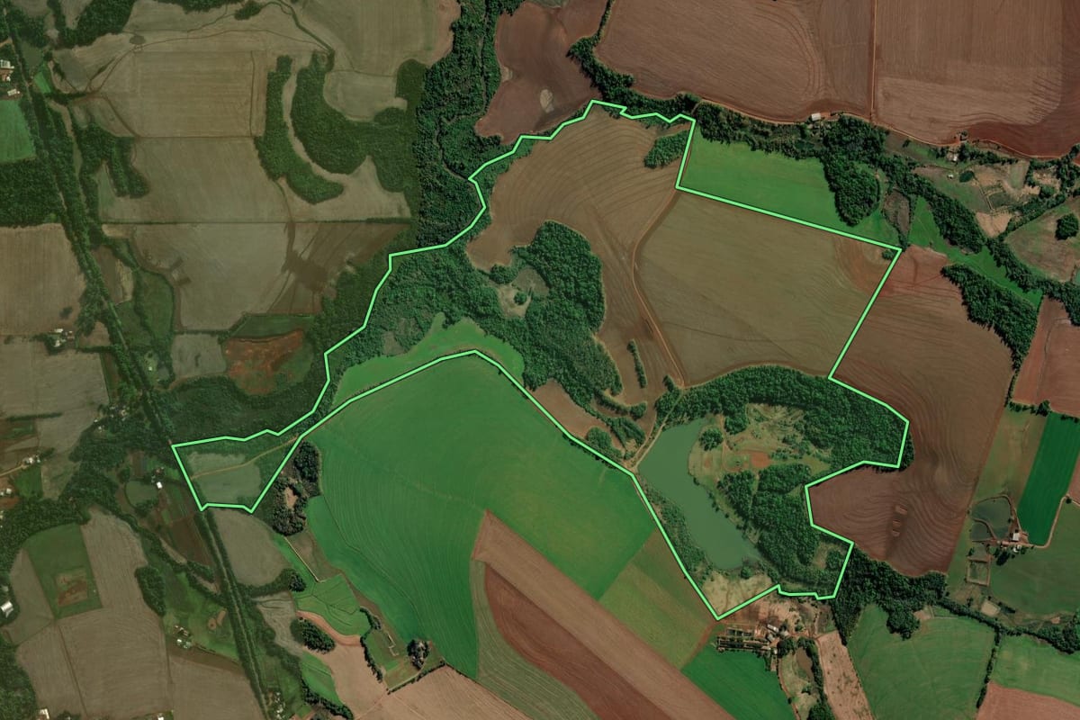 Imagem de satélite do imóvel rural em Catuípe (RS), com o contorno declarado no CAR desenhado por cima.