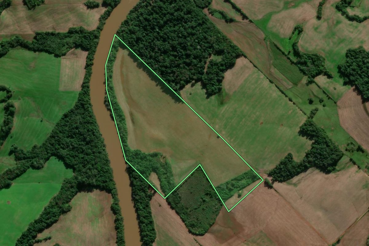 Imagem de satélite do imóvel rural em Catuípe (RS), com o contorno declarado no CAR desenhado por cima.