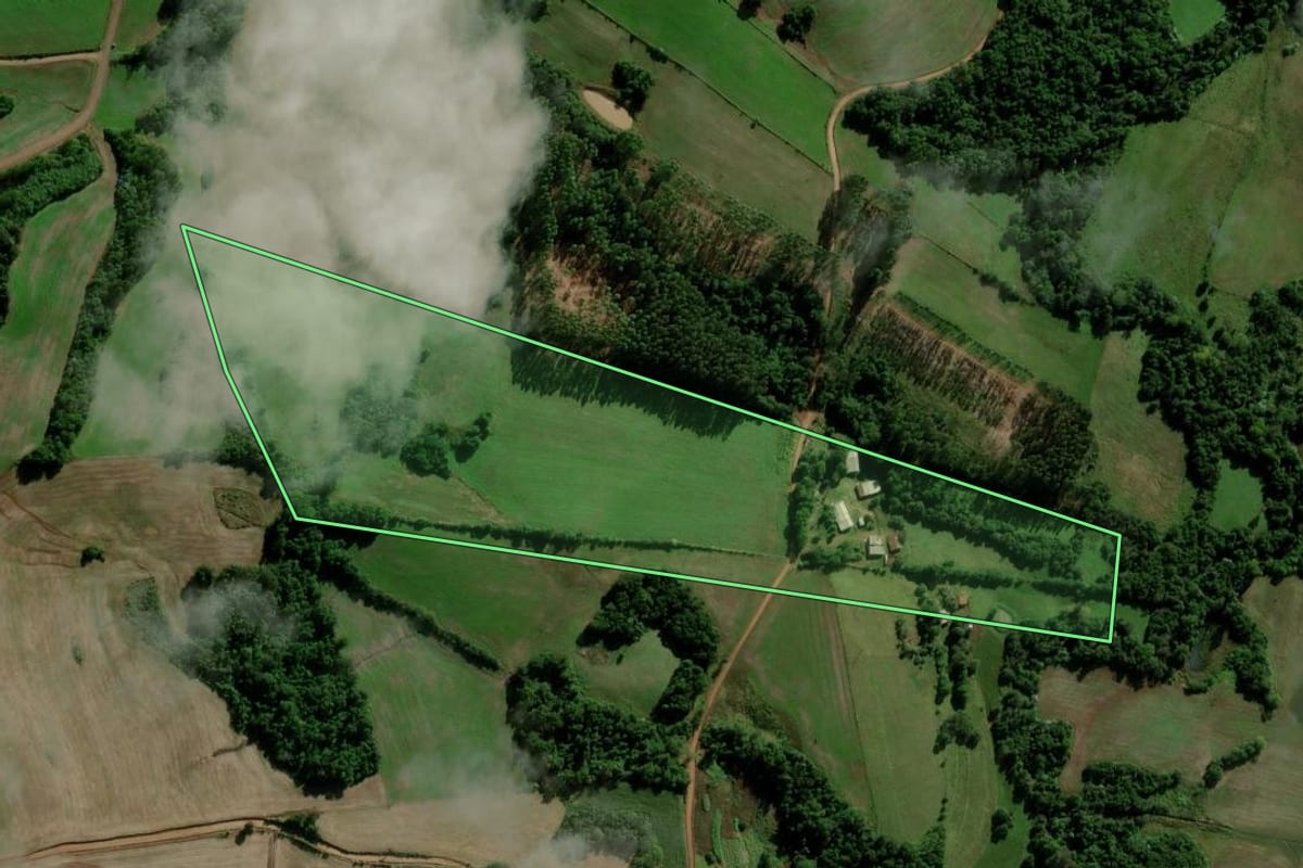 Imagem de satélite do imóvel rural em Catuípe (RS), com o contorno declarado no CAR desenhado por cima.