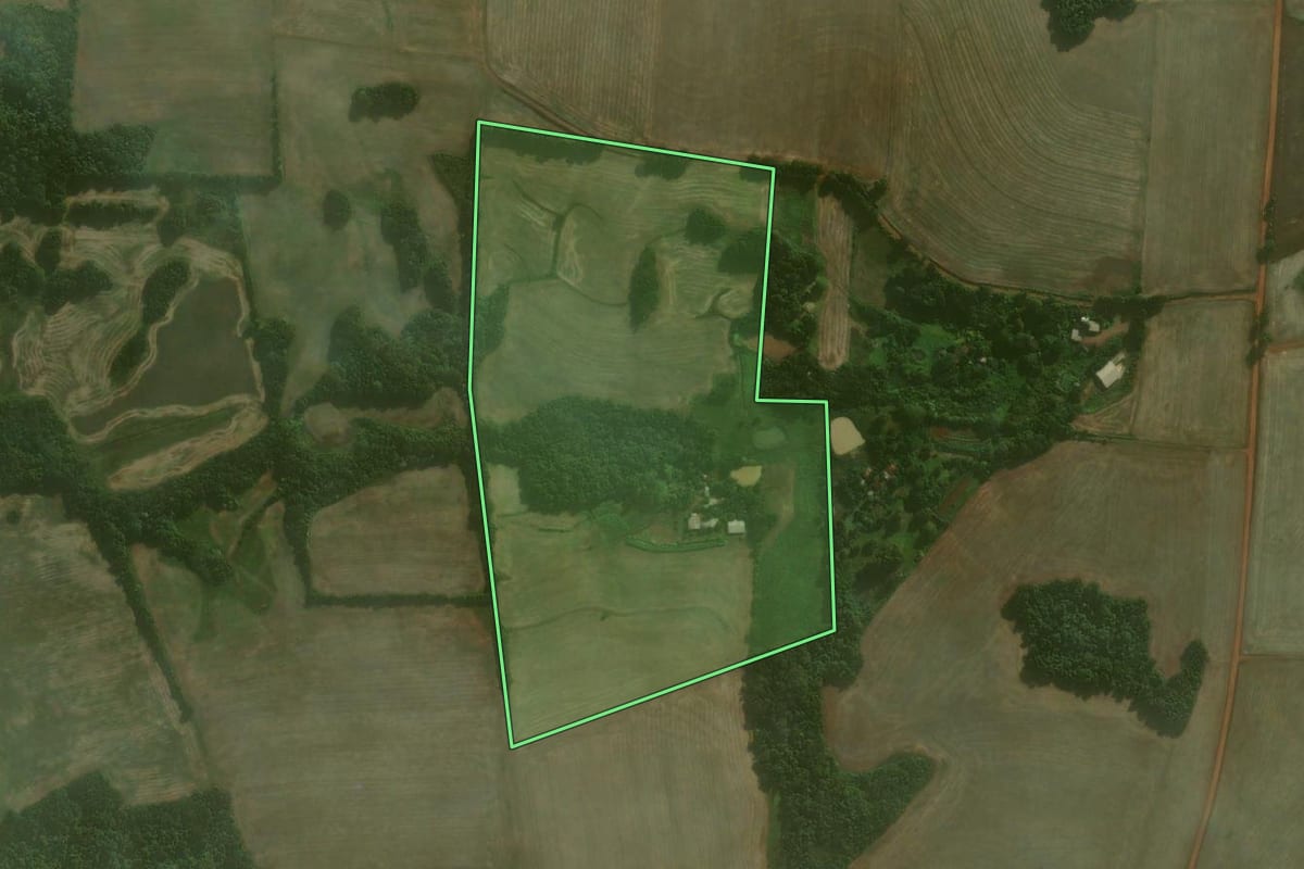 Imagem de satélite do imóvel rural em Catuípe (RS), com o contorno declarado no CAR desenhado por cima.