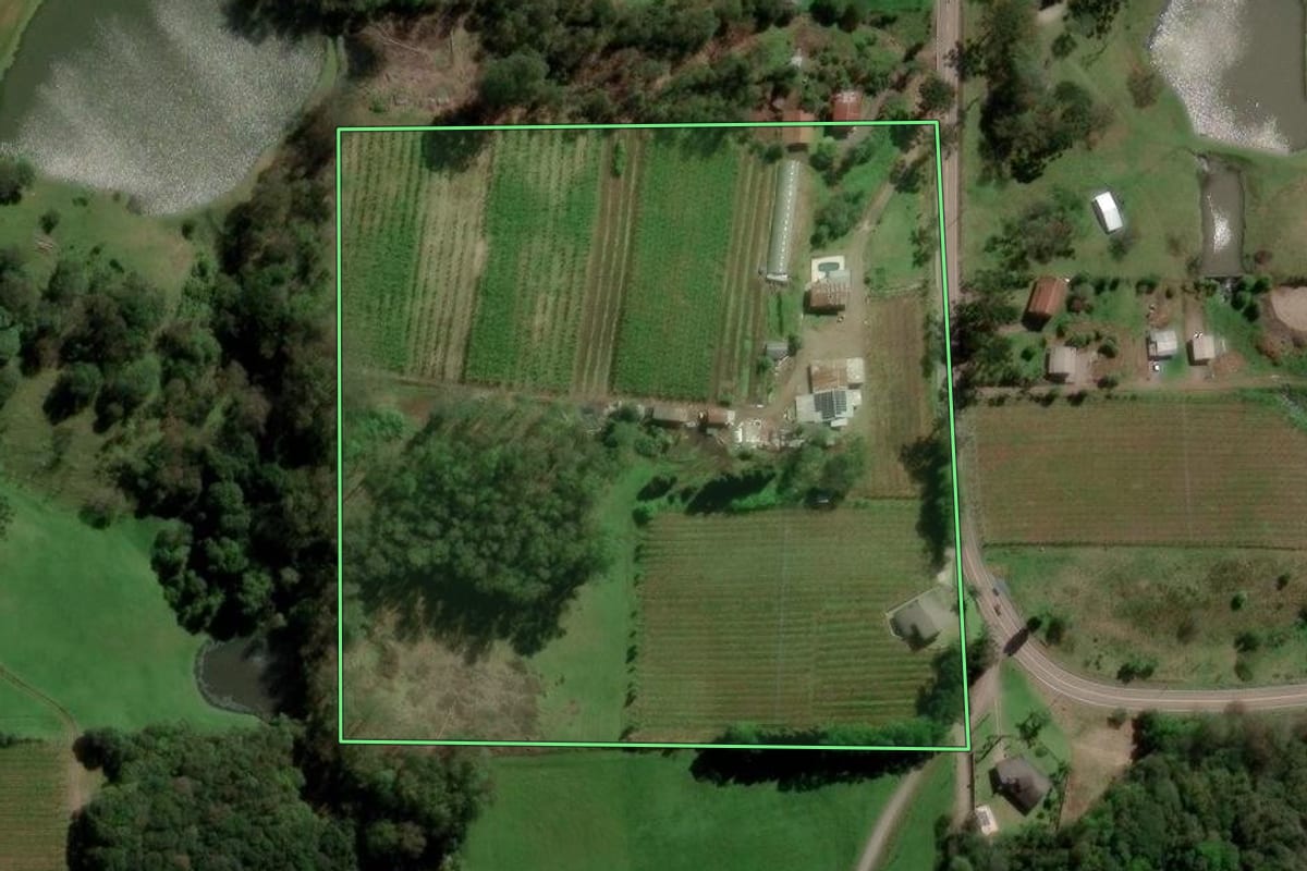 Imagem de satélite do imóvel rural em Caxias do Sul (RS), com o contorno declarado no CAR desenhado por cima.