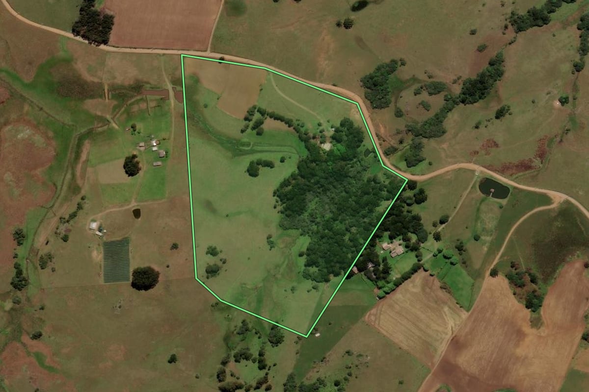 Imagem de satélite do imóvel rural em Caxias do Sul (RS), com o contorno declarado no CAR desenhado por cima.