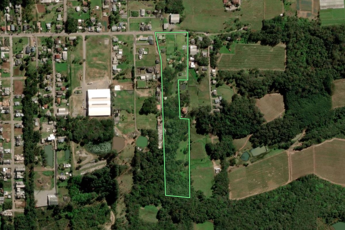 Imagem de satélite do imóvel rural em Caxias do Sul (RS), com o contorno declarado no CAR desenhado por cima.