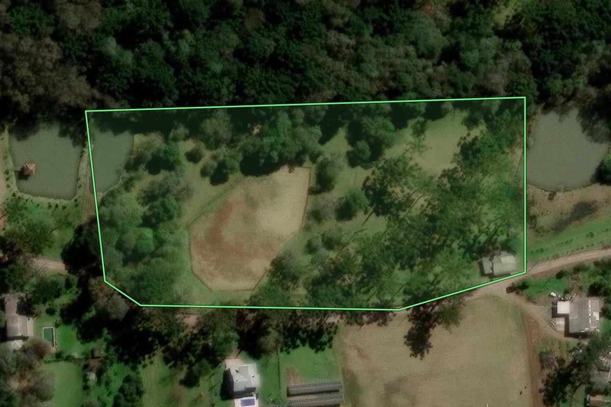 Imagem de satélite do imóvel rural em Caxias do Sul (RS), com o contorno declarado no CAR desenhado por cima.