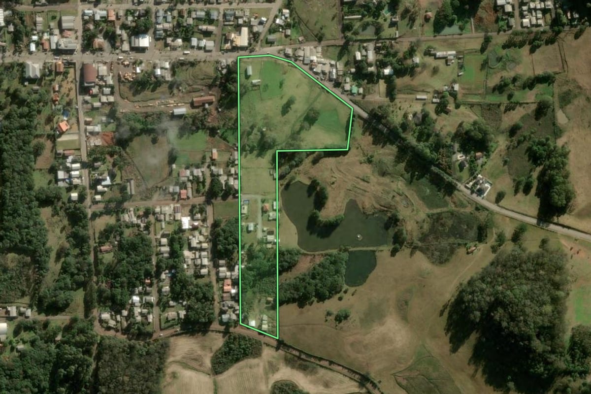 Imagem de satélite do imóvel rural em Caxias do Sul (RS), com o contorno declarado no CAR desenhado por cima.