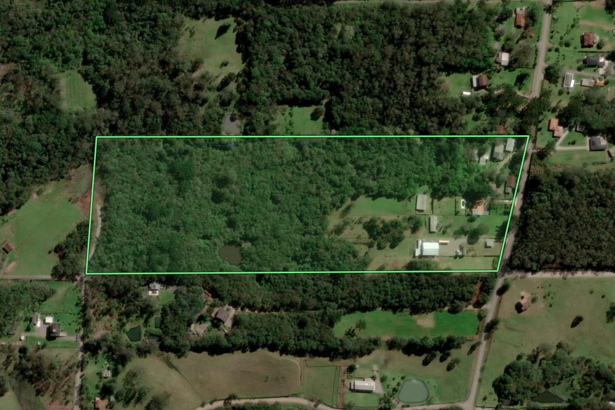 Imagem de satélite do imóvel rural em Caxias do Sul (RS), com o contorno declarado no CAR desenhado por cima.