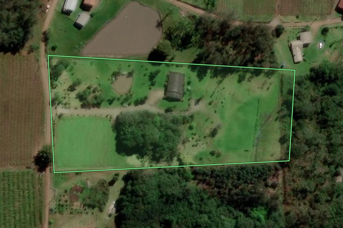 Imagem de satélite do imóvel rural em Caxias do Sul (RS), com o contorno declarado no CAR desenhado por cima.