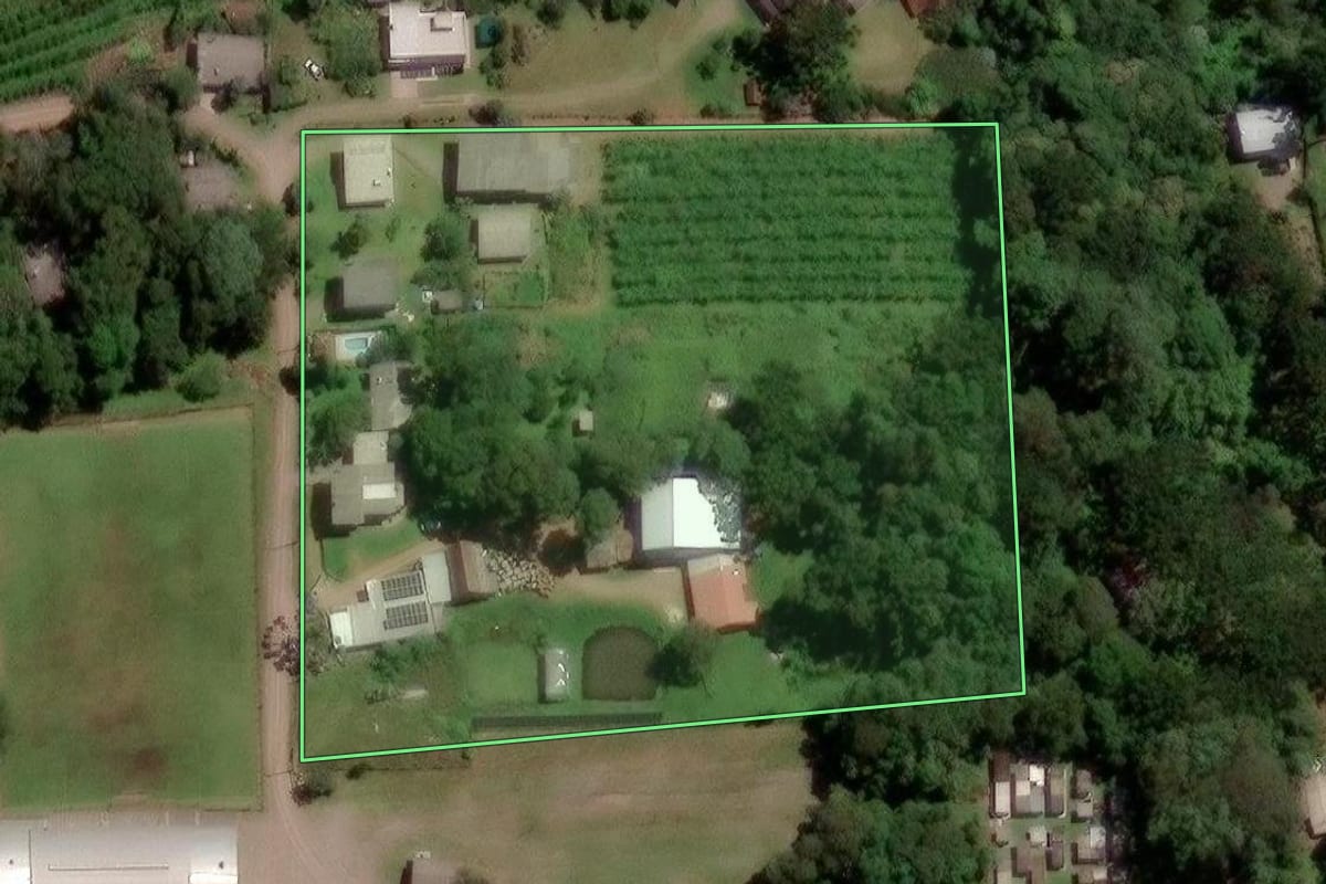 Imagem de satélite do imóvel rural em Caxias do Sul (RS), com o contorno declarado no CAR desenhado por cima.
