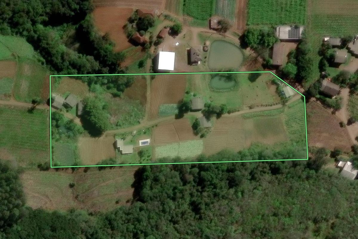 Imagem de satélite do imóvel rural em Caxias do Sul (RS), com o contorno declarado no CAR desenhado por cima.