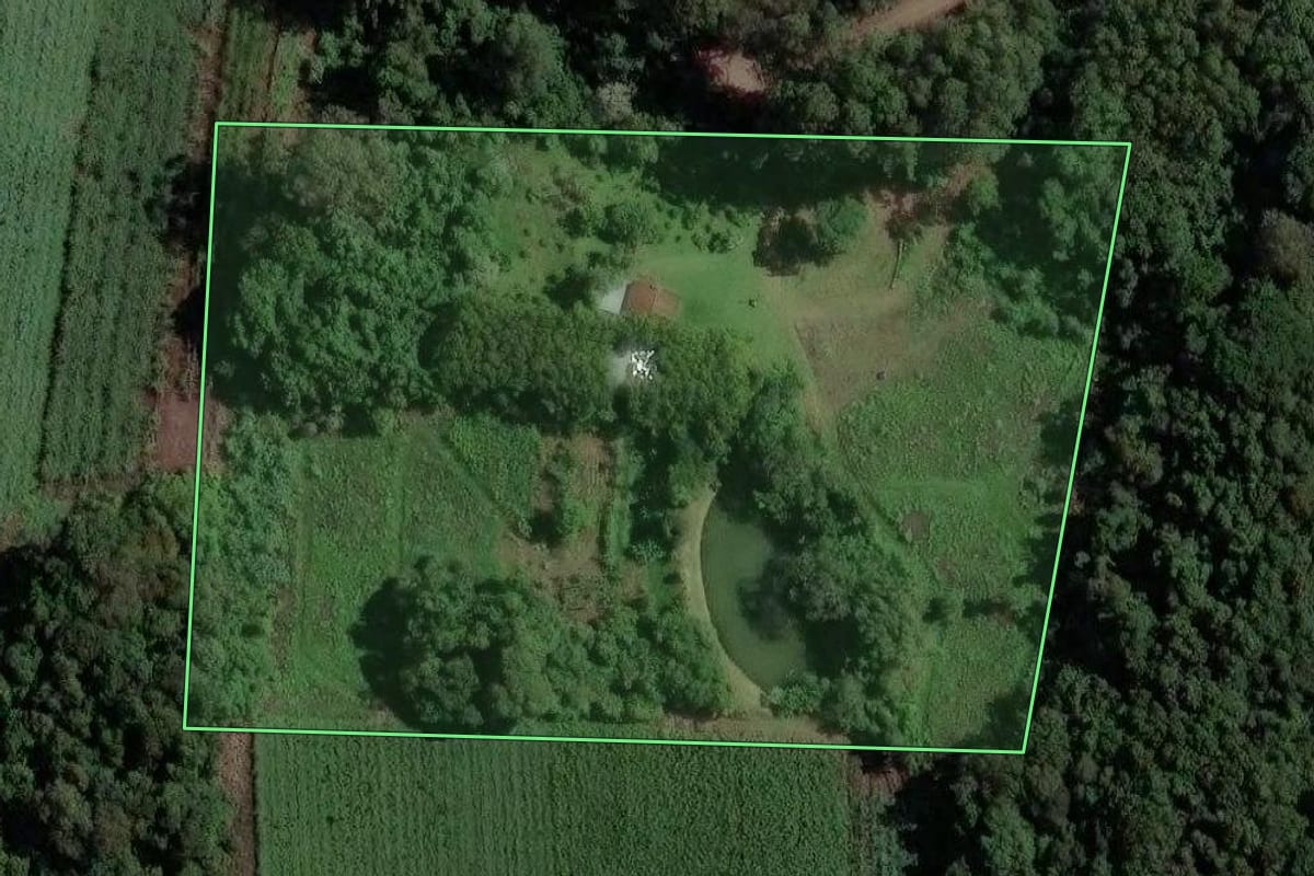 Imagem de satélite do imóvel rural em Caxias do Sul (RS), com o contorno declarado no CAR desenhado por cima.