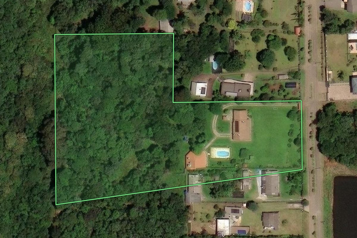 Imagem de satélite do imóvel rural em Caxias do Sul (RS), com o contorno declarado no CAR desenhado por cima.