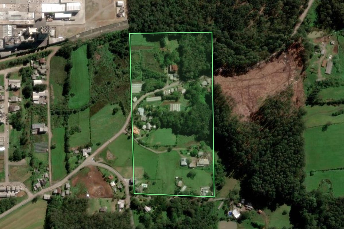 Imagem de satélite do imóvel rural em Caxias do Sul (RS), com o contorno declarado no CAR desenhado por cima.
