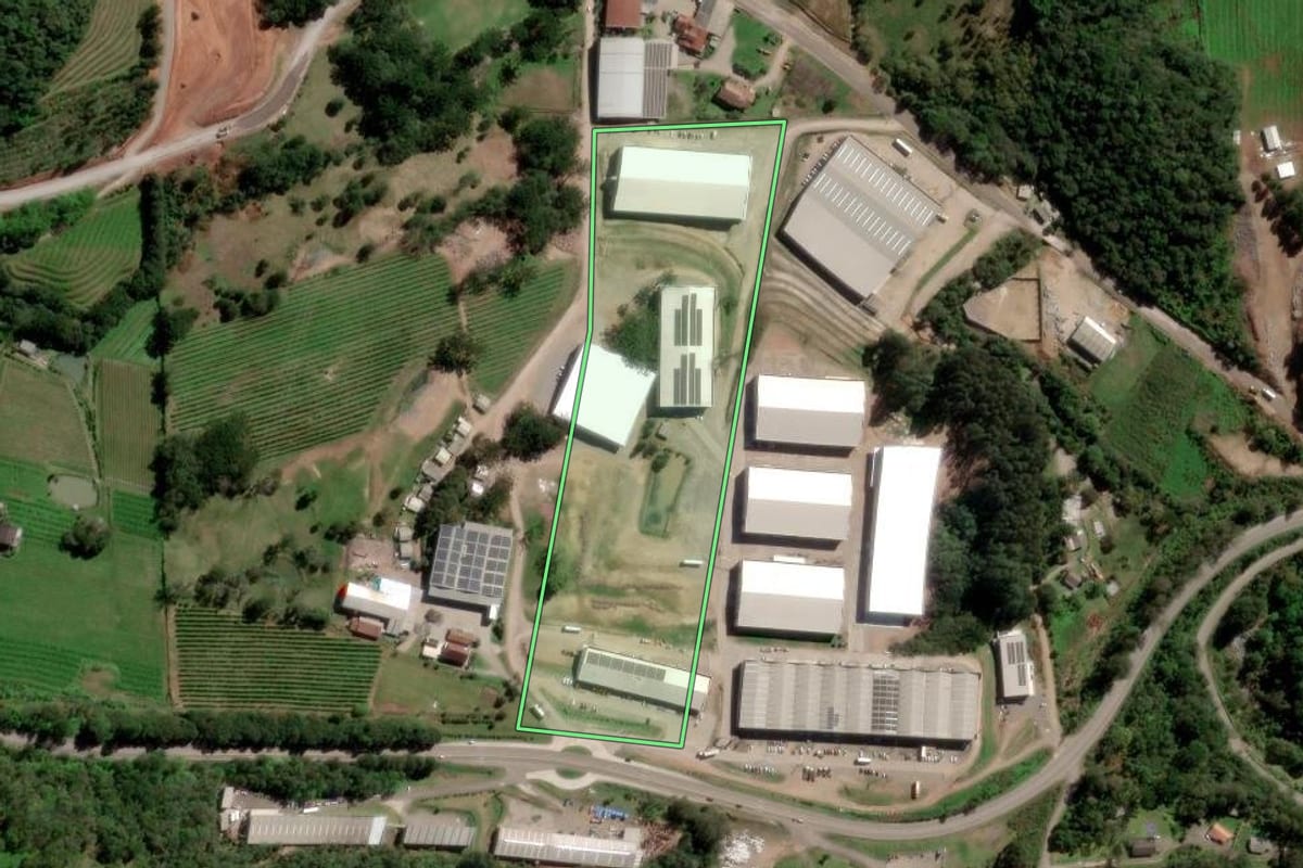 Imagem de satélite do imóvel rural em Caxias do Sul (RS), com o contorno declarado no CAR desenhado por cima.