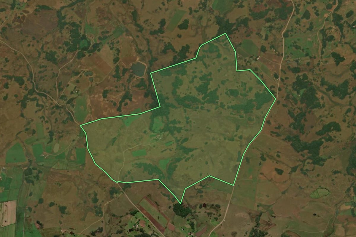 Imagem de satélite do imóvel rural em Caxias do Sul (RS), com o contorno declarado no CAR desenhado por cima.
