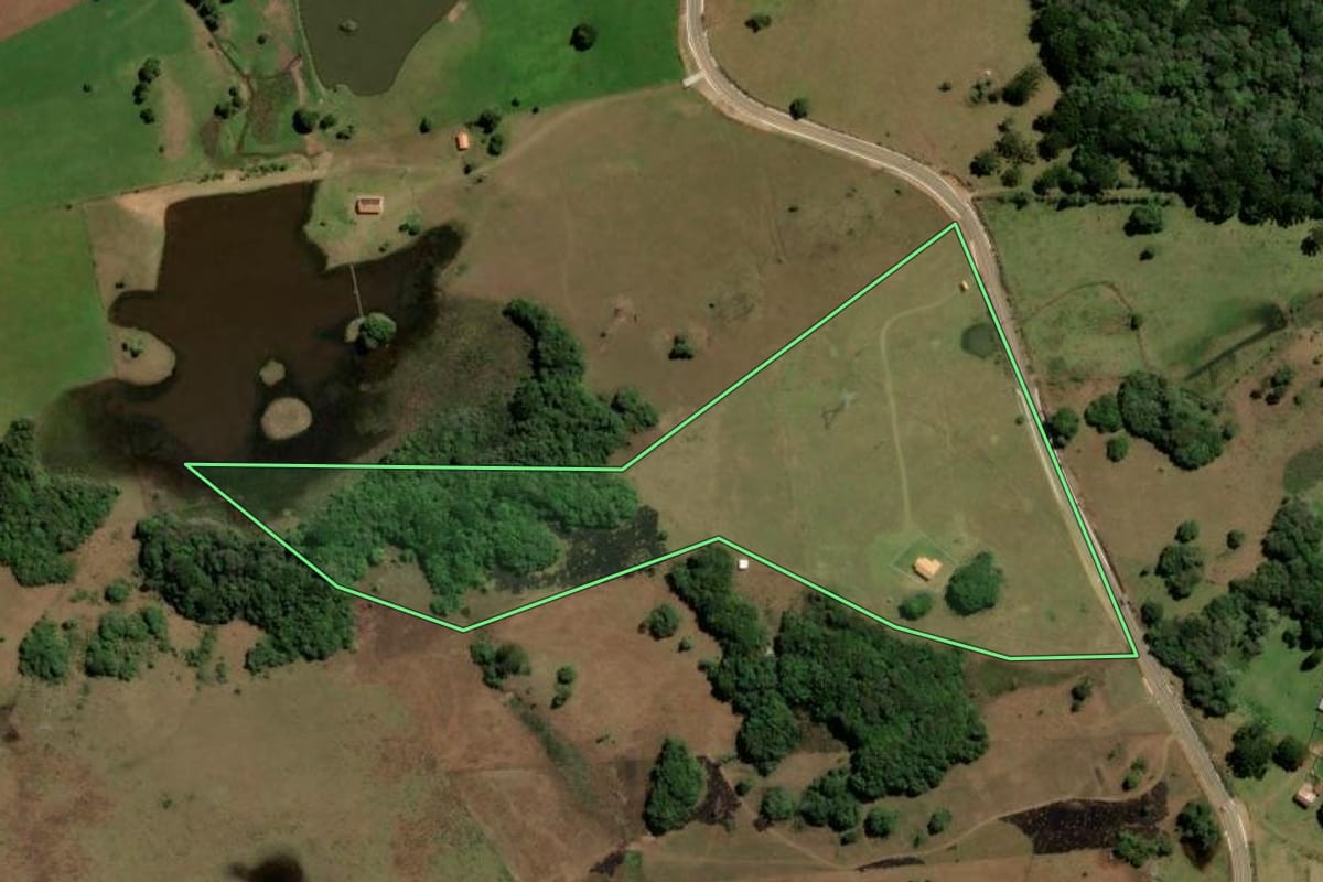Imagem de satélite do imóvel rural em Caxias do Sul (RS), com o contorno declarado no CAR desenhado por cima.