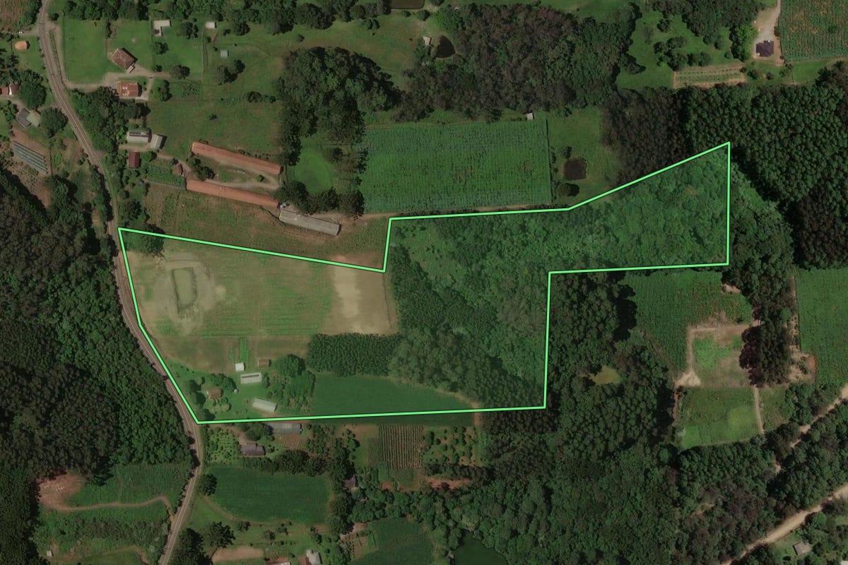 Imagem de satélite do imóvel rural em Caxias do Sul (RS), com o contorno declarado no CAR desenhado por cima.