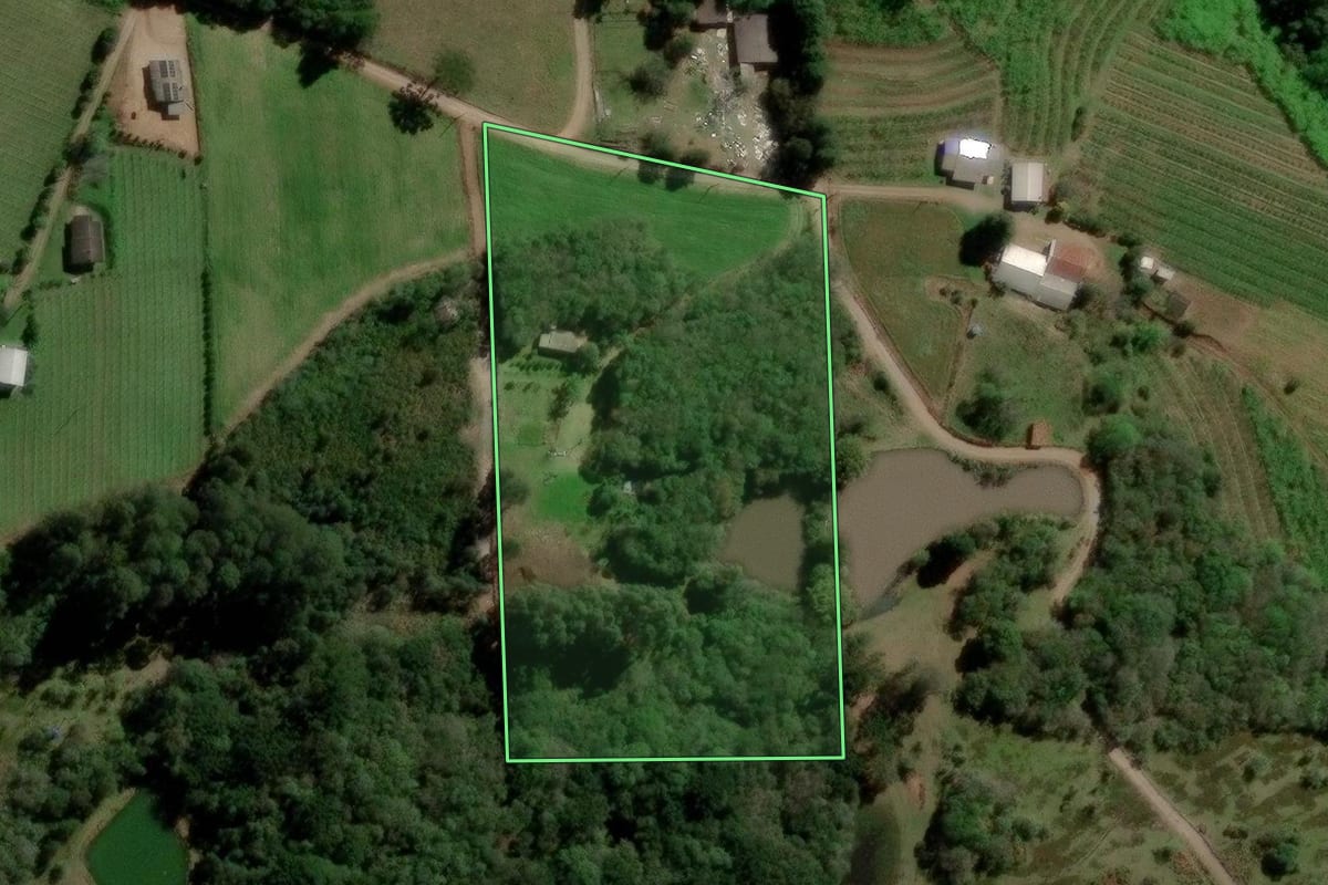 Imagem de satélite do imóvel rural em Caxias do Sul (RS), com o contorno declarado no CAR desenhado por cima.