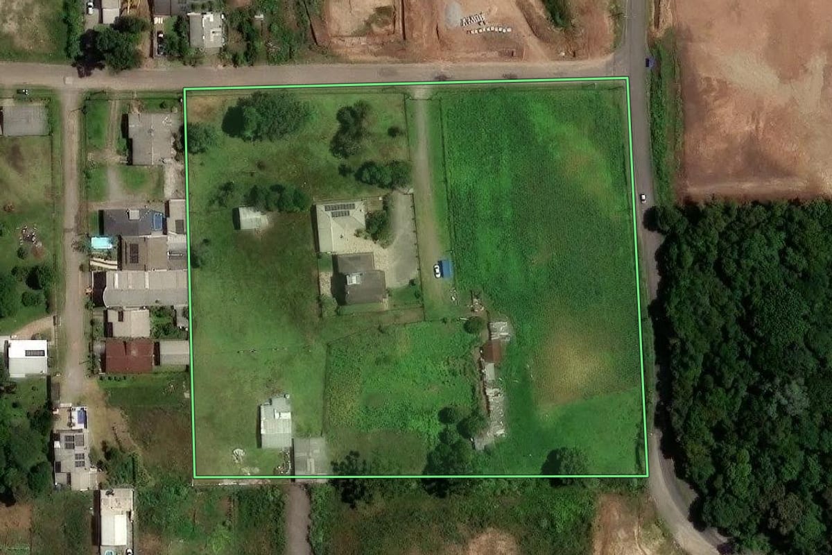 Imagem de satélite do imóvel rural em Caxias do Sul (RS), com o contorno declarado no CAR desenhado por cima.