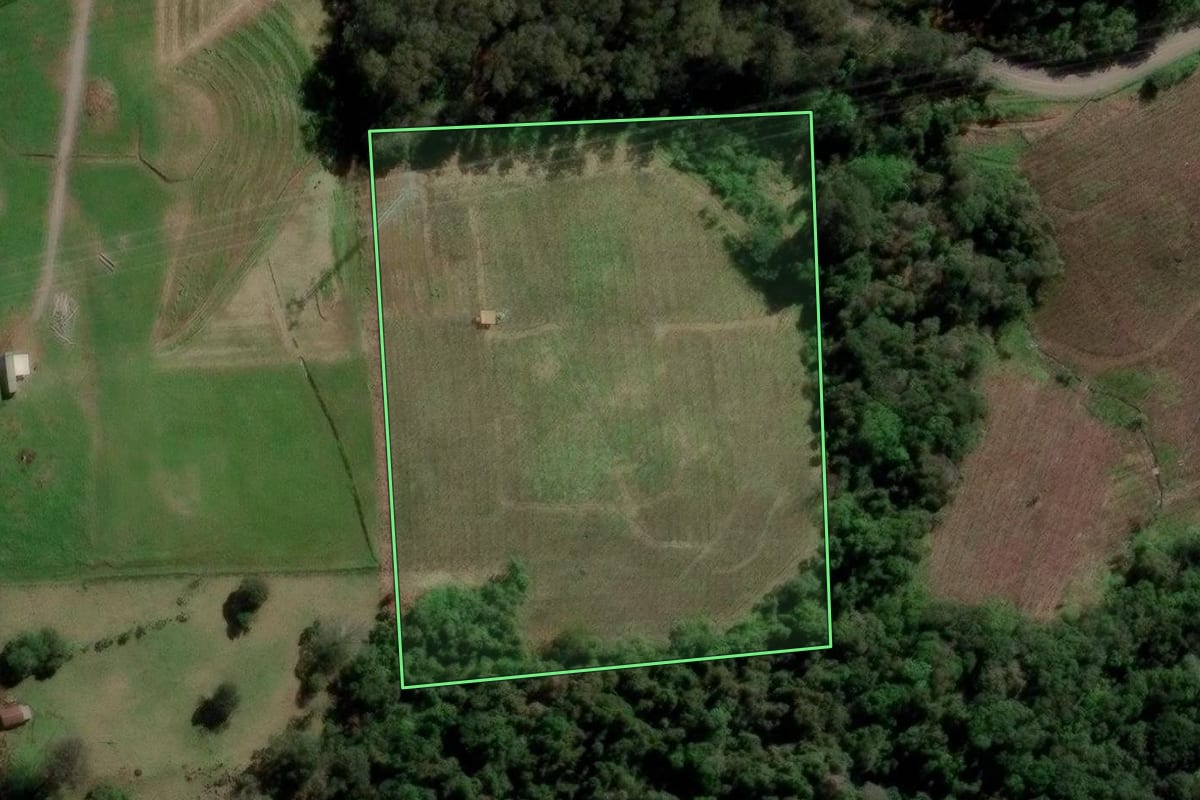 Imagem de satélite do imóvel rural em Caxias do Sul (RS), com o contorno declarado no CAR desenhado por cima.