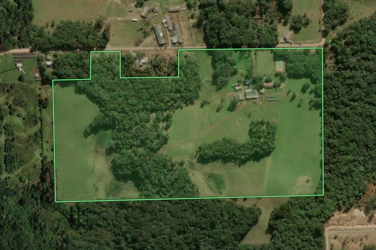 Imagem de satélite do imóvel rural em Caxias do Sul (RS), com o contorno declarado no CAR desenhado por cima.