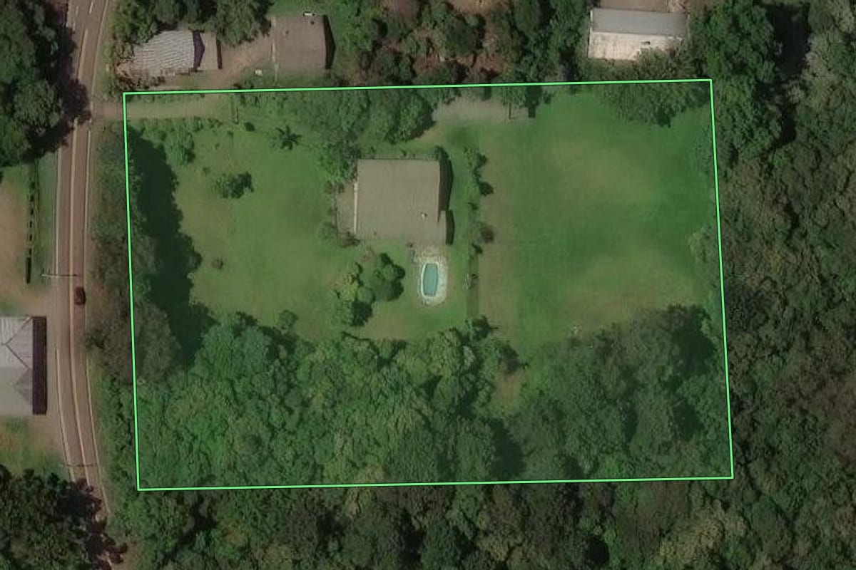 Imagem de satélite do imóvel rural em Caxias do Sul (RS), com o contorno declarado no CAR desenhado por cima.