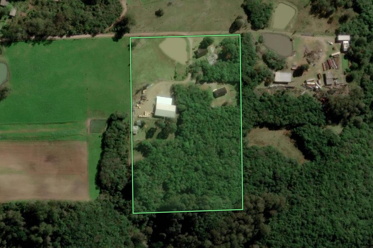 Imagem de satélite do imóvel rural em Caxias do Sul (RS), com o contorno declarado no CAR desenhado por cima.