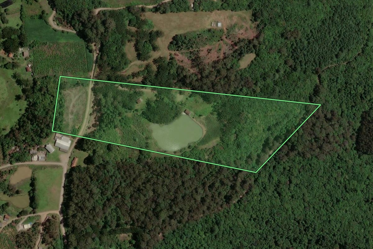 Imagem de satélite do imóvel rural em Caxias do Sul (RS), com o contorno declarado no CAR desenhado por cima.
