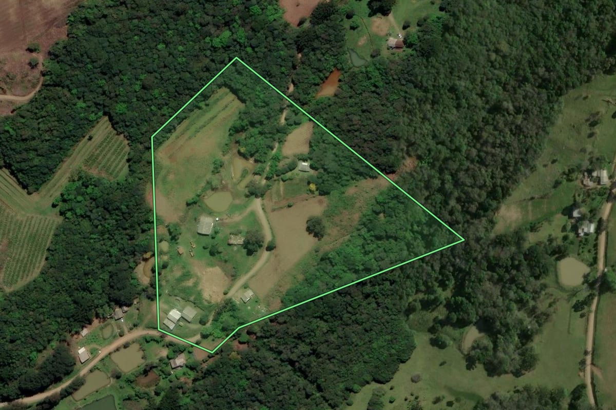Imagem de satélite do imóvel rural em Caxias do Sul (RS), com o contorno declarado no CAR desenhado por cima.