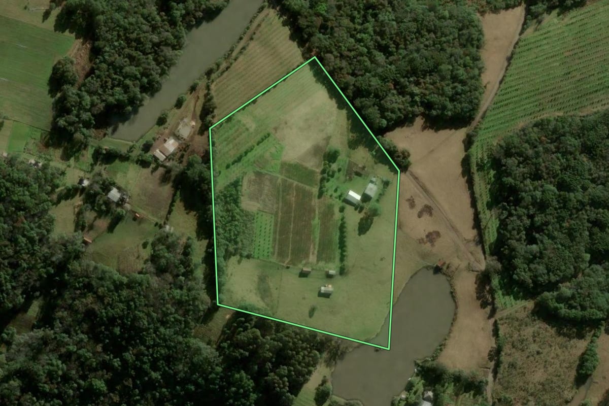 Imagem de satélite do imóvel rural em Caxias do Sul (RS), com o contorno declarado no CAR desenhado por cima.