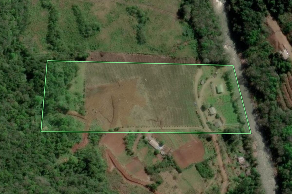 Imagem de satélite do imóvel rural em Caxias do Sul (RS), com o contorno declarado no CAR desenhado por cima.