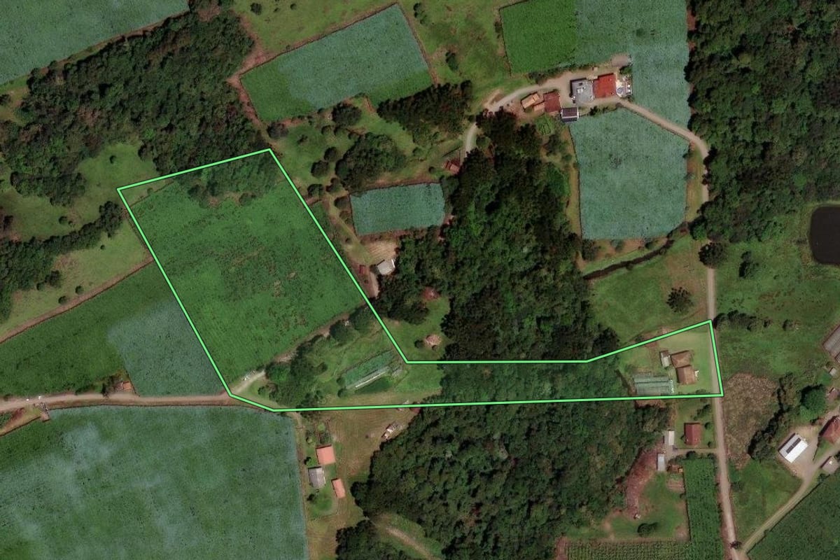 Imagem de satélite do imóvel rural em Caxias do Sul (RS), com o contorno declarado no CAR desenhado por cima.