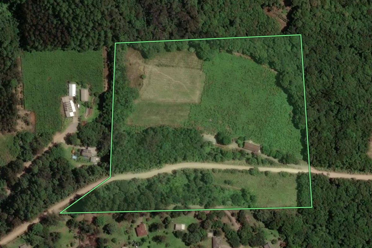 Imagem de satélite do imóvel rural em Caxias do Sul (RS), com o contorno declarado no CAR desenhado por cima.