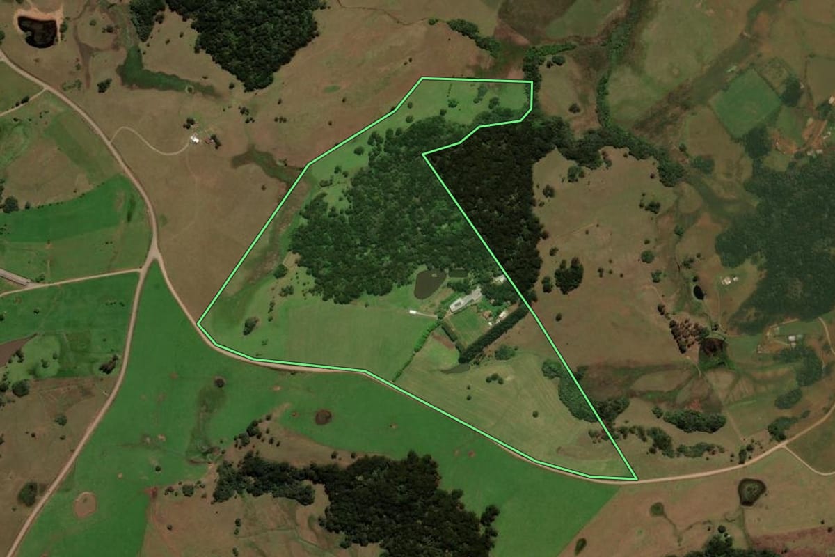 Imagem de satélite do imóvel rural em Caxias do Sul (RS), com o contorno declarado no CAR desenhado por cima.