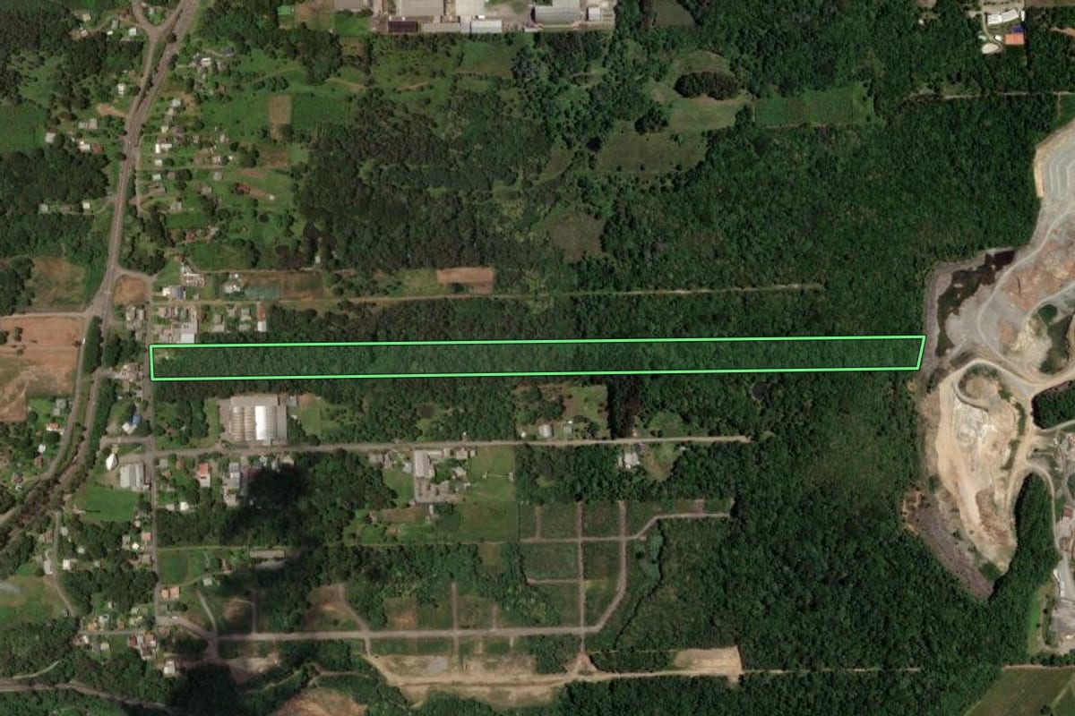 Imagem de satélite do imóvel rural em Caxias do Sul (RS), com o contorno declarado no CAR desenhado por cima.