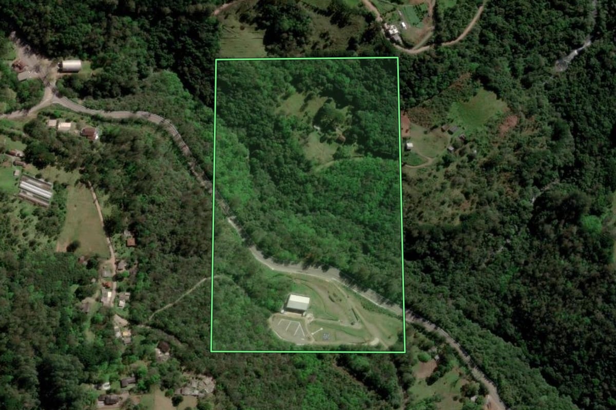 Imagem de satélite do imóvel rural em Caxias do Sul (RS), com o contorno declarado no CAR desenhado por cima.