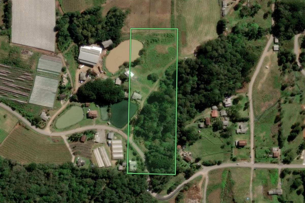 Imagem de satélite do imóvel rural em Caxias do Sul (RS), com o contorno declarado no CAR desenhado por cima.