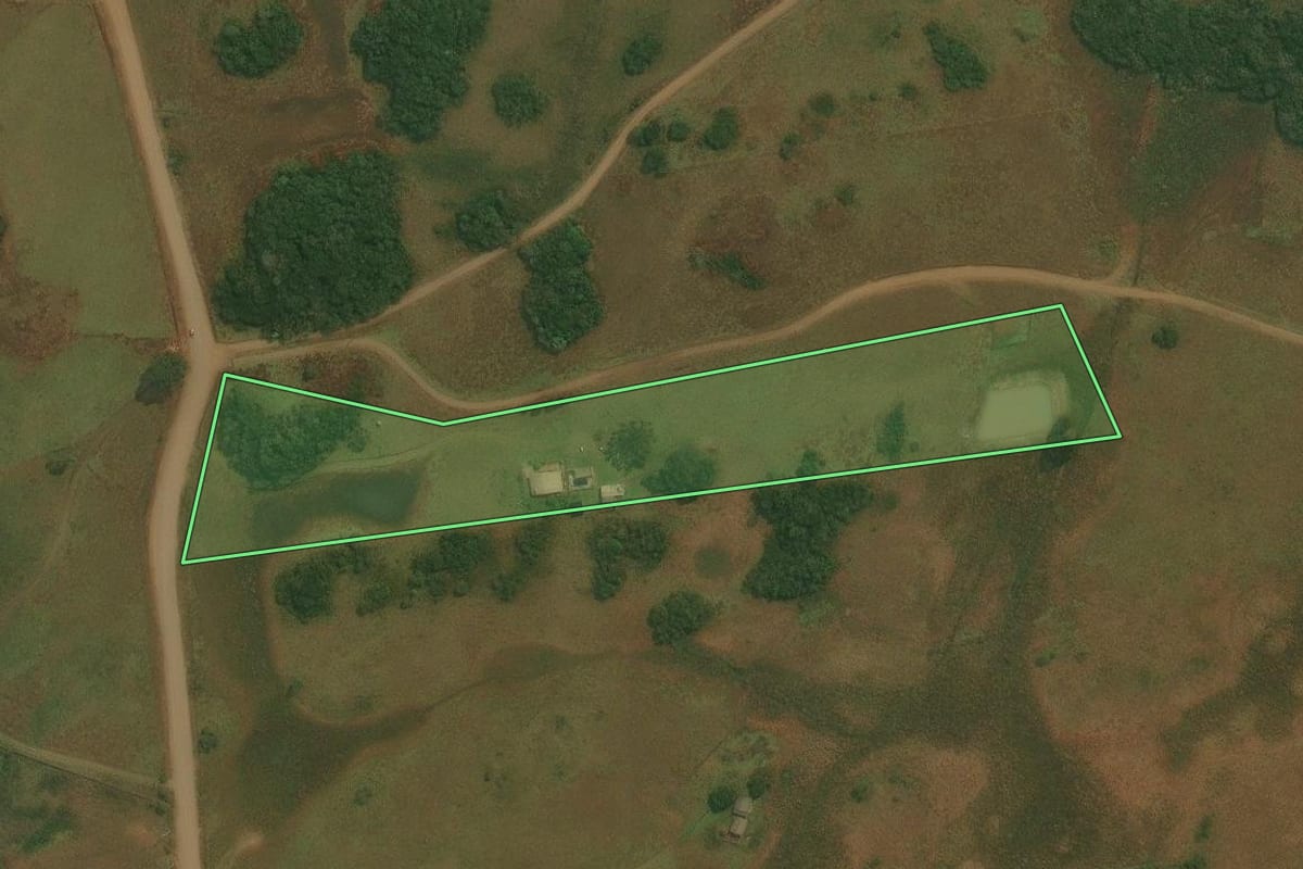 Imagem de satélite do imóvel rural em Caxias do Sul (RS), com o contorno declarado no CAR desenhado por cima.