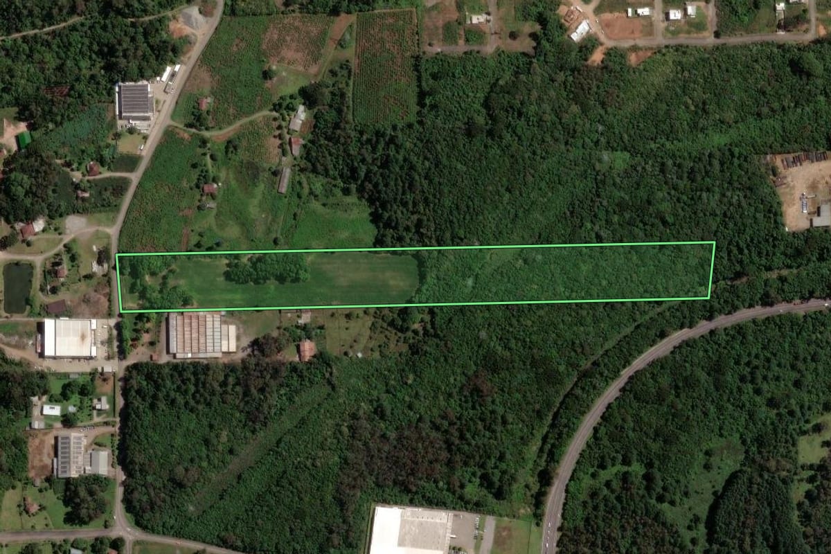 Imagem de satélite do imóvel rural em Caxias do Sul (RS), com o contorno declarado no CAR desenhado por cima.