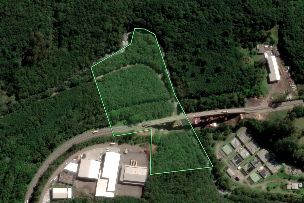 Imagem de satélite do imóvel rural em Caxias do Sul (RS), com o contorno declarado no CAR desenhado por cima.
