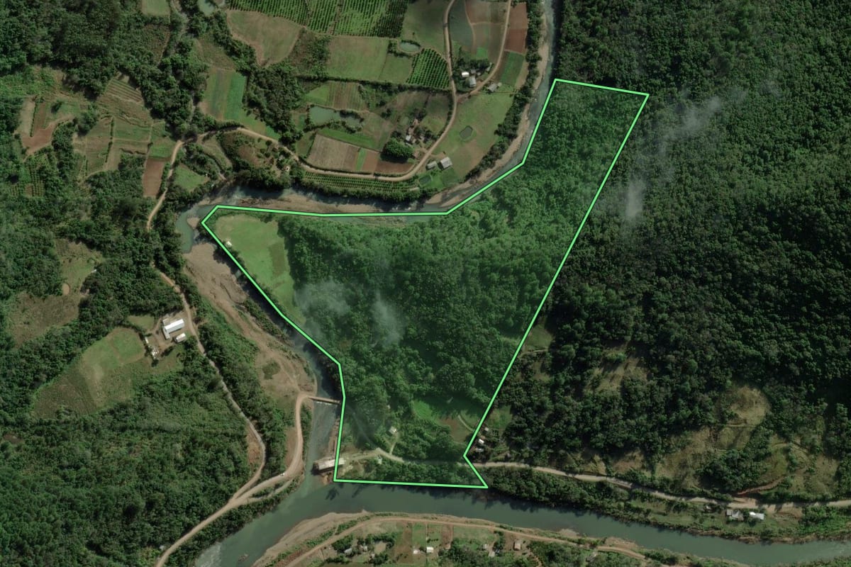 Imagem de satélite do imóvel rural em Caxias do Sul (RS), com o contorno declarado no CAR desenhado por cima.