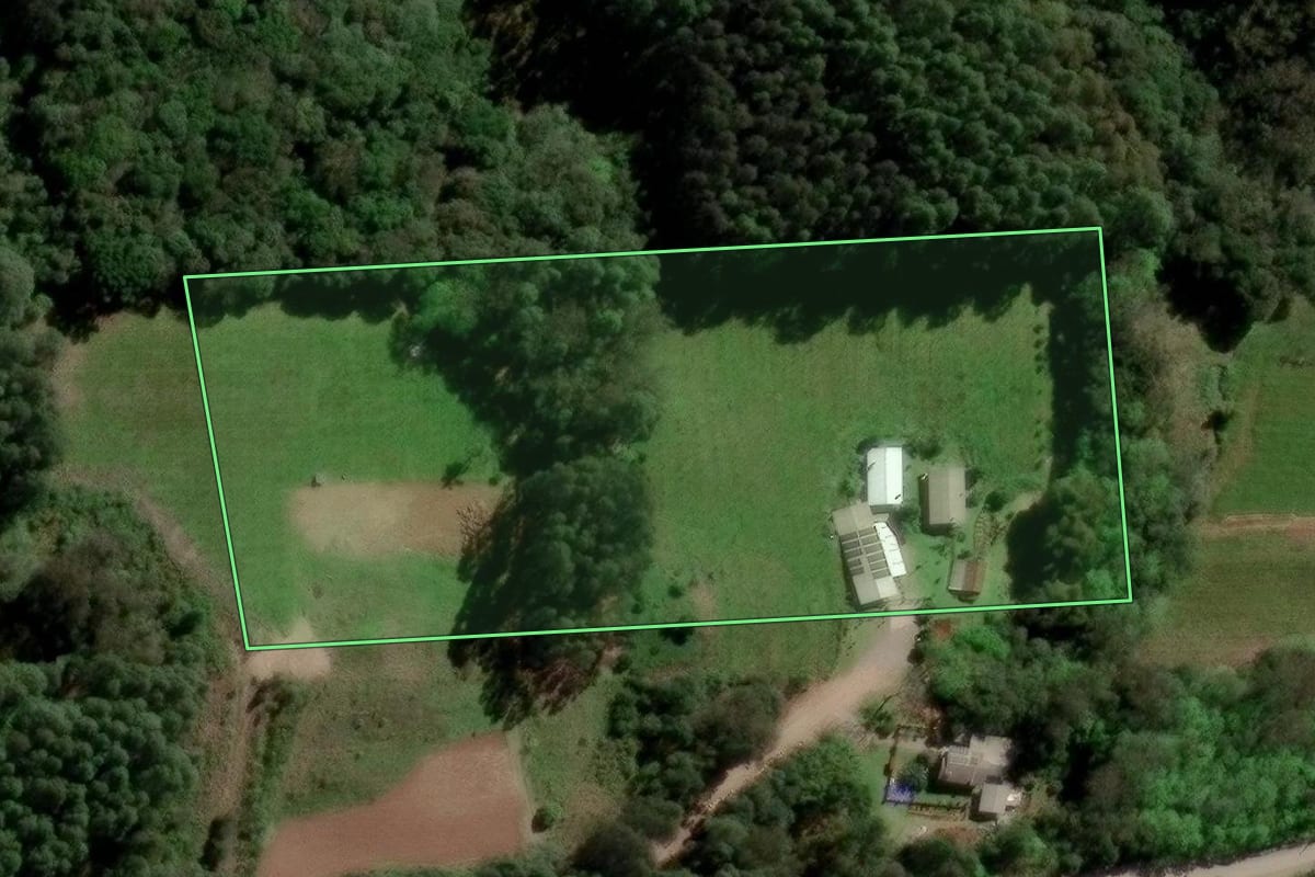 Imagem de satélite do imóvel rural em Caxias do Sul (RS), com o contorno declarado no CAR desenhado por cima.