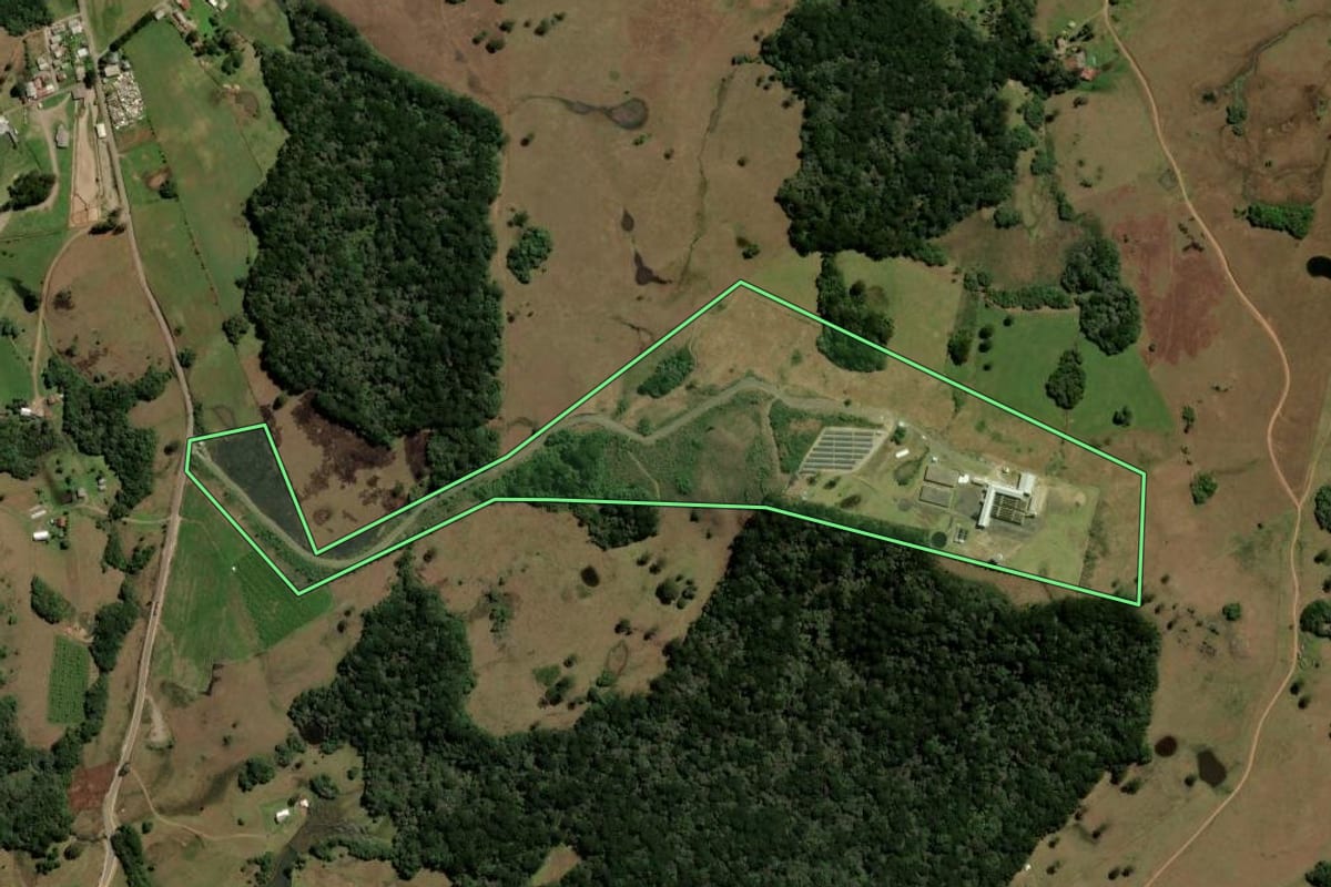 Imagem de satélite do imóvel rural em Caxias do Sul (RS), com o contorno declarado no CAR desenhado por cima.